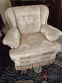 Arredi, due poltrone e un tavolo