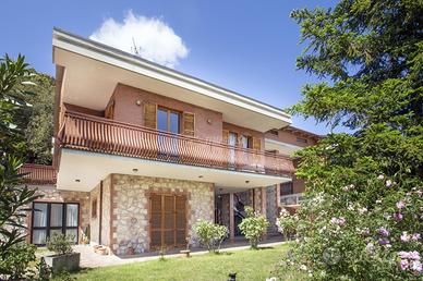 Villa di tre piani in zona Col di Lana