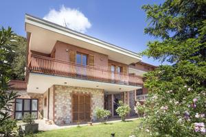 Villa di tre piani in zona Col di Lana