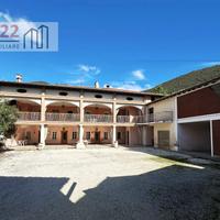 AMPIO CASALE di Mq 1500 con area verde di Mq 2500