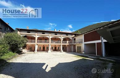 AMPIO CASALE di Mq 1500 con area verde di Mq 2500