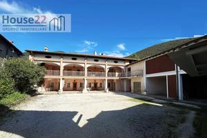 AMPIO CASALE di Mq 1500 con area verde di Mq 2500