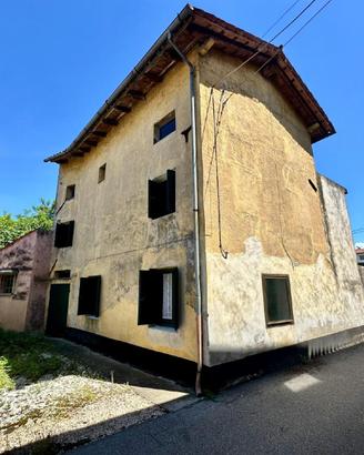 CASA BICAMERE CON CORTE RECINTATA