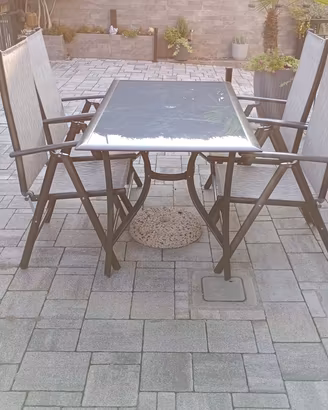 Tavolo da giardino e 4 sedie