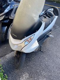 Honda PCX 125 200€