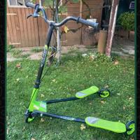 Bipattino 3 ruote adulti con freno a mano.