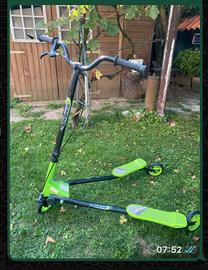 Bipattino 3 ruote adulti con freno a mano.