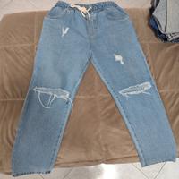 Jeans con rotture al ginocchio