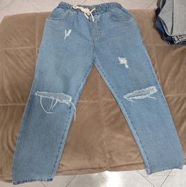 Jeans con rotture al ginocchio