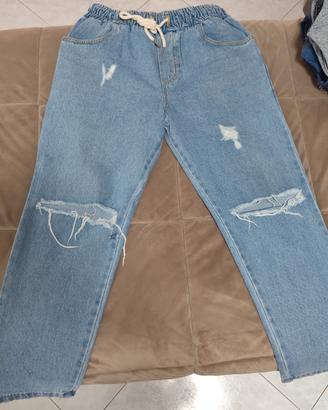 Jeans con rotture al ginocchio