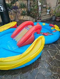 piscina con doppia vasca, sciolo e doccia