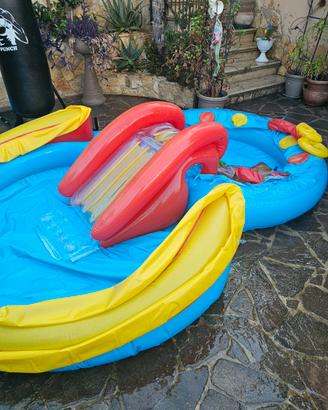 piscina con doppia vasca, sciolo e doccia