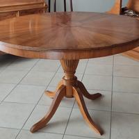 Tavolo tondo d'epoca intarsiato in noce massello.