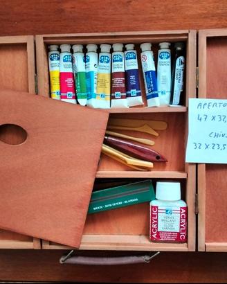 Cassetta in legno con materiale per dipingere 