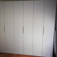 armadio 6 ante per camera di colore grigio 