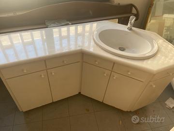 Mobile angolare con lavabo integrato e specchio