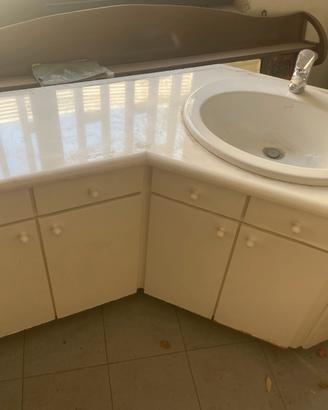 Mobile angolare con lavabo integrato e specchio