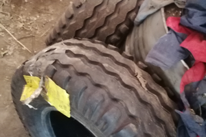 Coppia pneumatici nuovi 11.5 80 15.3 con etichette