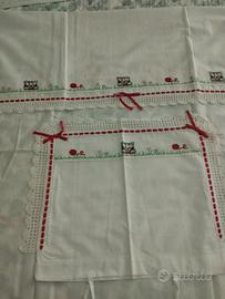 lenzuolino di cotone ricamato a punto croce 