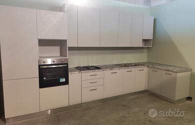 Cucina adattabile alle vs misure, nuova di stock