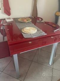 Tavolo in vetro rosso