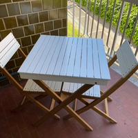 Tavolo e due sedie pieghevoli da giardino in legno
