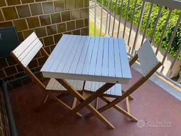 Tavolo e due sedie pieghevoli da giardino in legno