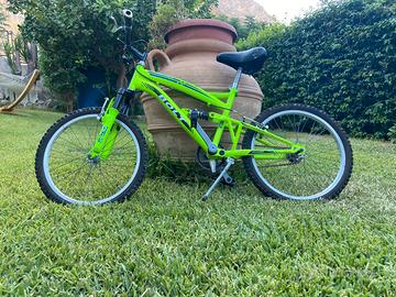 MTB BOLT di colore verde fluo.
