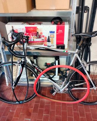 Bici da corsa e rllo allenamento