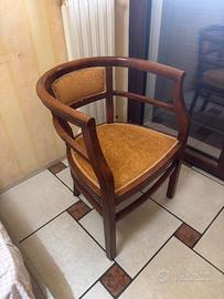 poltroncina in legno color ciliegio