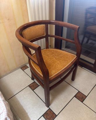poltroncina in legno color ciliegio