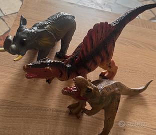 Lotto 5 dinosauri/animali giocattolo