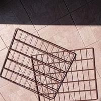 Griglie metalliche smaltate.