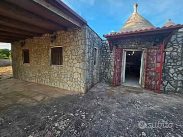 Composizione di trulli con lamie e terreno