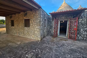 Composizione di trulli con lamie e terreno
