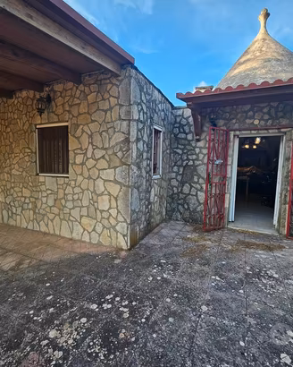 Composizione di trulli con lamie e terreno