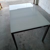Tavolo in vetro opaco
