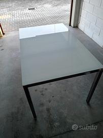 Tavolo in vetro opaco