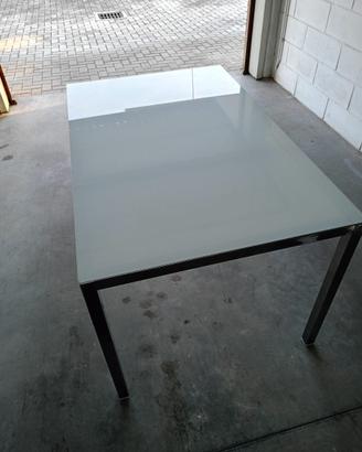 Tavolo in vetro opaco