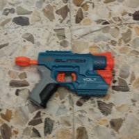 pistola nerf elite 2.0 con laser inferiore