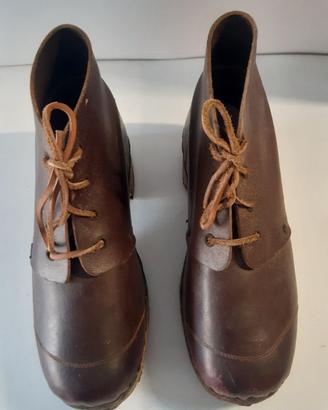 Scarpe in legno e cuoio del fine '800