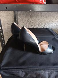 Scarpe aperte, eleganti di pelle nera