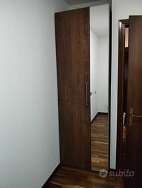 Armadio  con anta a specchio e cassetti