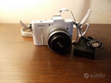 Fotocamera Nikon 1 v1 bianca con  obiettivo 10-30