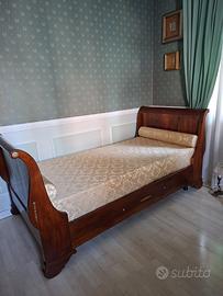 Letto a barca con comodino d’epoca