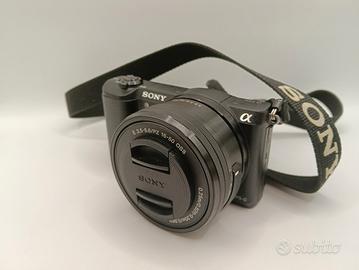 Sony Alpha 5100 mirrorless con obiettivo 