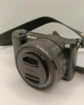 Sony Alpha 5100 mirrorless con obiettivo 