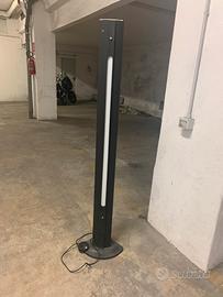 Piantana nera con neon o lampadina