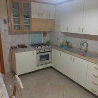 cucina in legno con pensili forno smeg