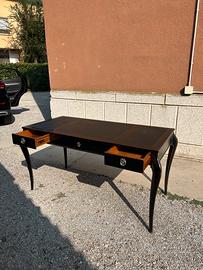 Scrivania in legno nera con cassetti e gambe curve